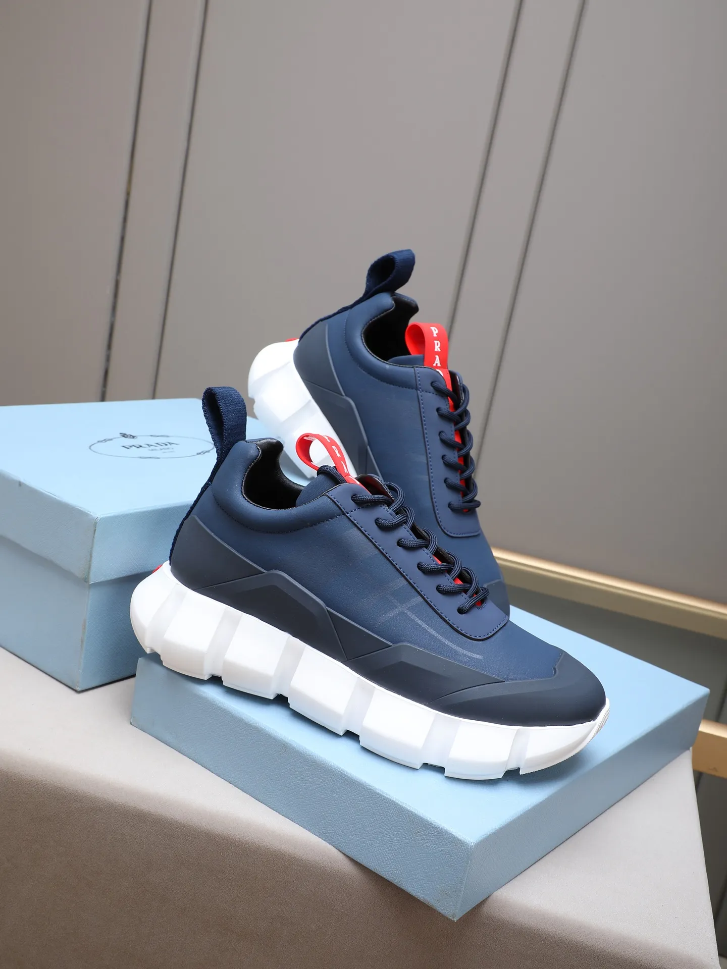 Men's shoes 💰500 PRADA/Prada men's lace-up casual sports shoes, the upper is made of imported first-layer calfskin, soft, comfortable and breathable ➕ washed sheepskin! The tongue is decorated with the PRADA brand letter logo. The rubber thick sole echoes the red label tongue. The style is fashionable and elegant. The details are carefully crafted. A casual sports shoe with a super western style and excellent breathability!  Size: 38-44 (45 46 customized)
